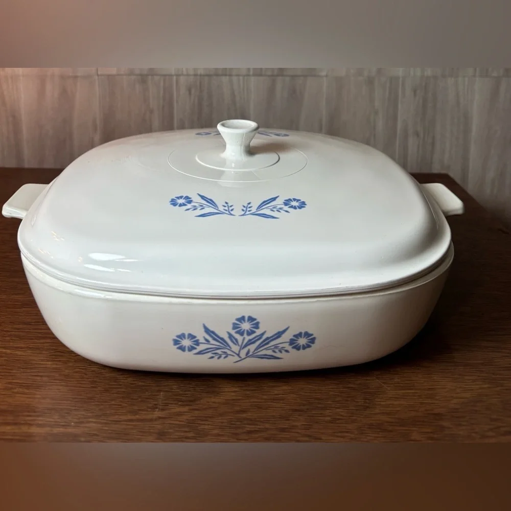 Corningware Pyroeeam Cornflower Blue Covered Casserole Blue Floral Rare B-10